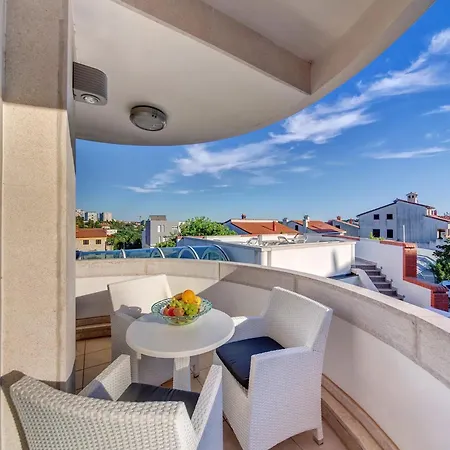 Vila With Jacuzzi On The Riviera
