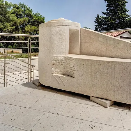 Vila With Jacuzzi On The Riviera *