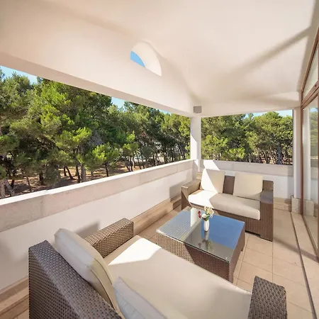Vila With Jacuzzi On The Riviera Pula