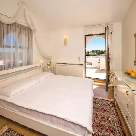 Vila With Jacuzzi On The Riviera *