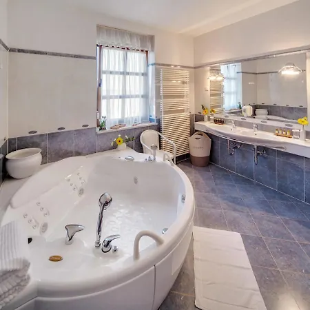 With Jacuzzi On The Riviera Vila Pula